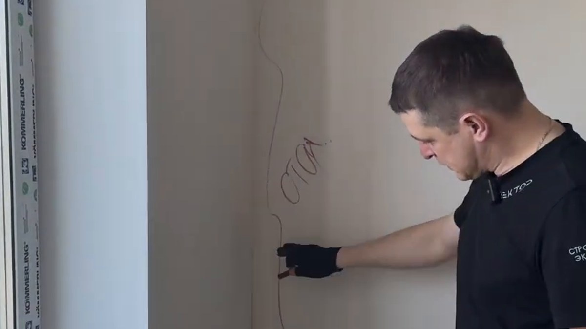Стены: Отслоение штукатурки почти в каждом углу квартиры (усадка дома)