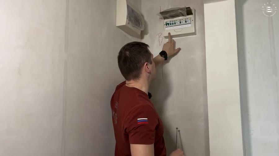 Стены: Бугор в отделке слева и справа от ящика с автоматами