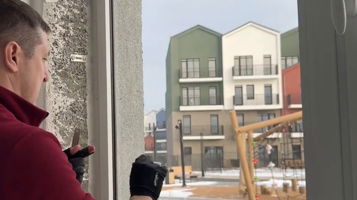 Окна: Огромное пятно окалин (чёрных точек) на стеклопакете