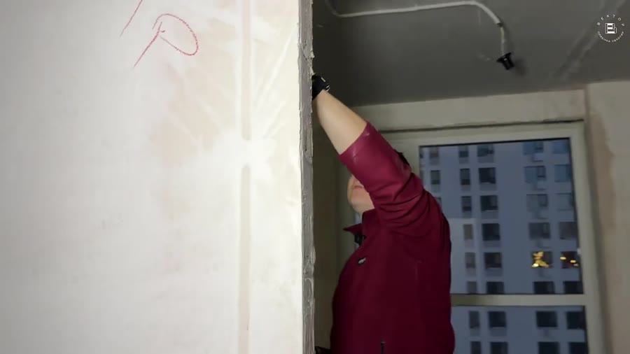 Стены: Пятно большой коррозии на отделке — не убрали арматуру или анкер