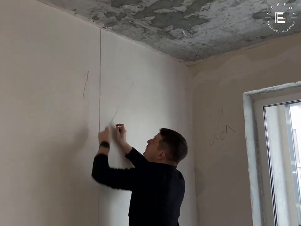 Стены: Во второй комнате трещина смещена от деформационного шва
