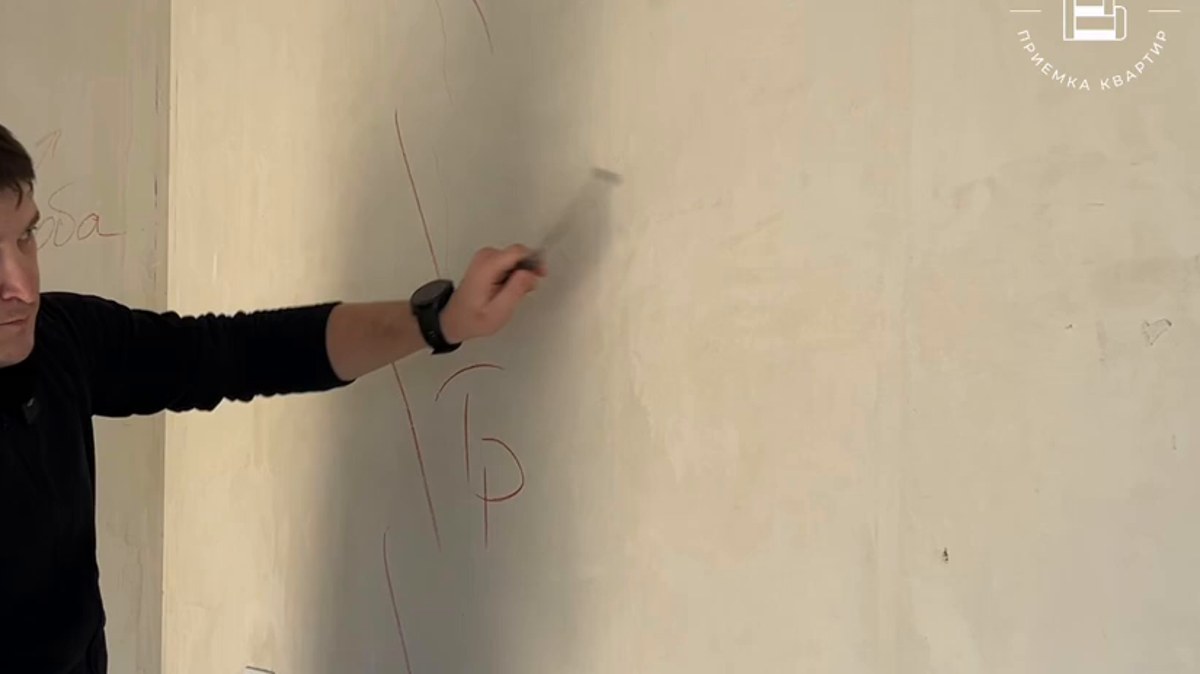 Стены: Трещина и отслоение штукатурки при входе