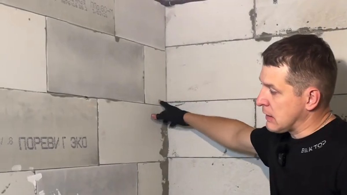 Санузел: Блоки у ниши в санузле на разном уровне, перевязки нет