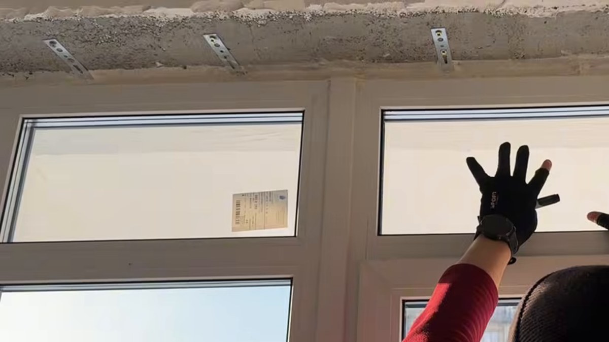 Окна: Стеклопакет смещён влево — выпирает из-под штапика