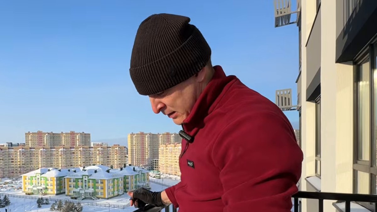 Прочее: ЛКП ограждения балкона нанесено по грязи: заломы, ржавчина