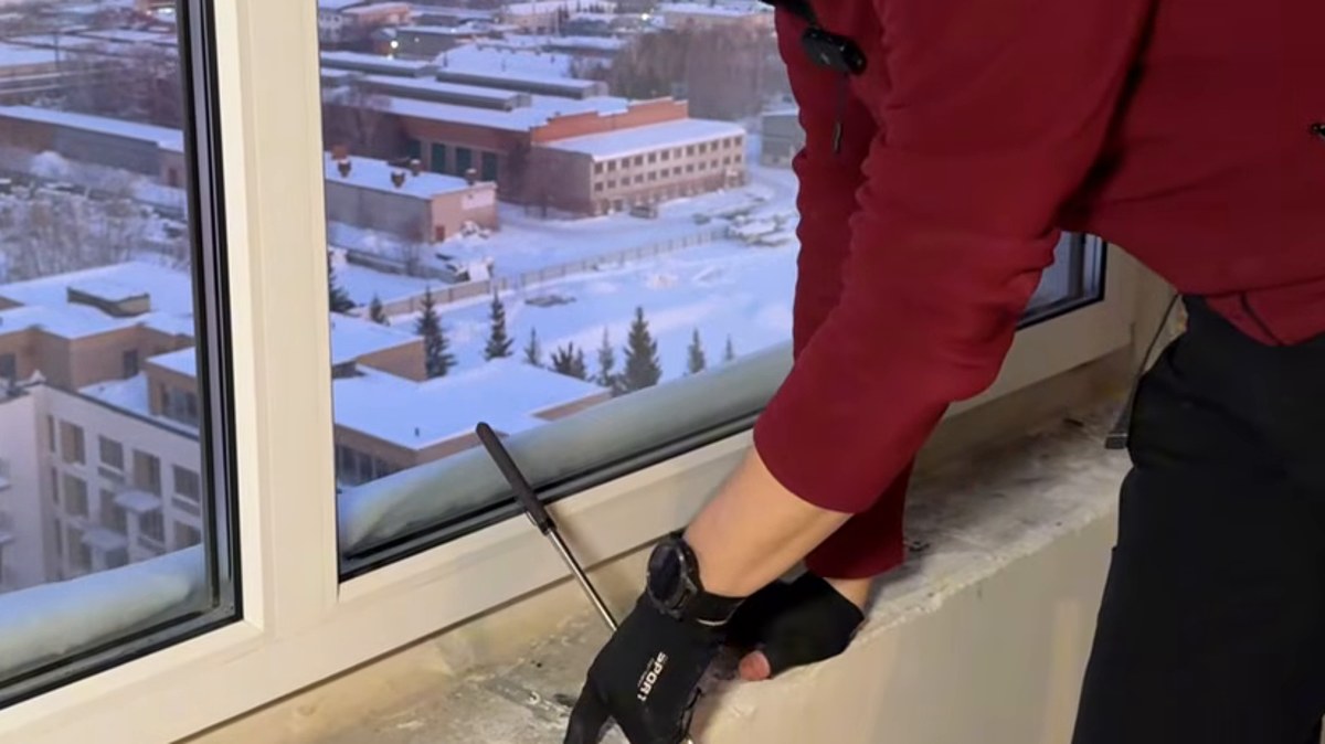Отслоение штукатурки под окном — ЖК Республики 205