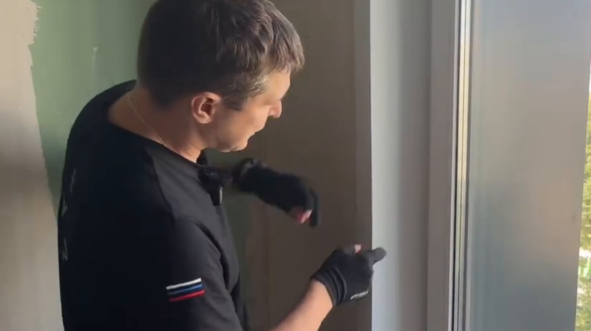 Окна: Трещина по сэндвич-панели на соседнем окне