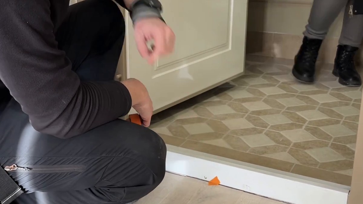 Двери: Плохое примыкание пола к входной двери