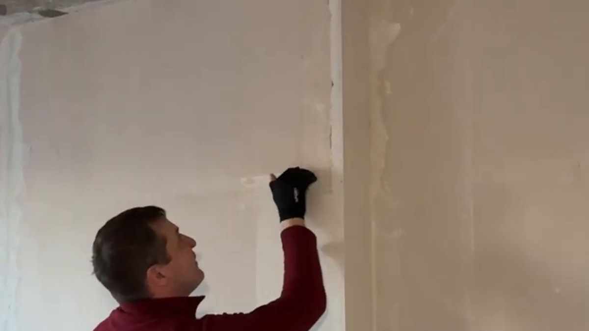 Стены: Угол не оштукатурен до конца (прихожая/комната)