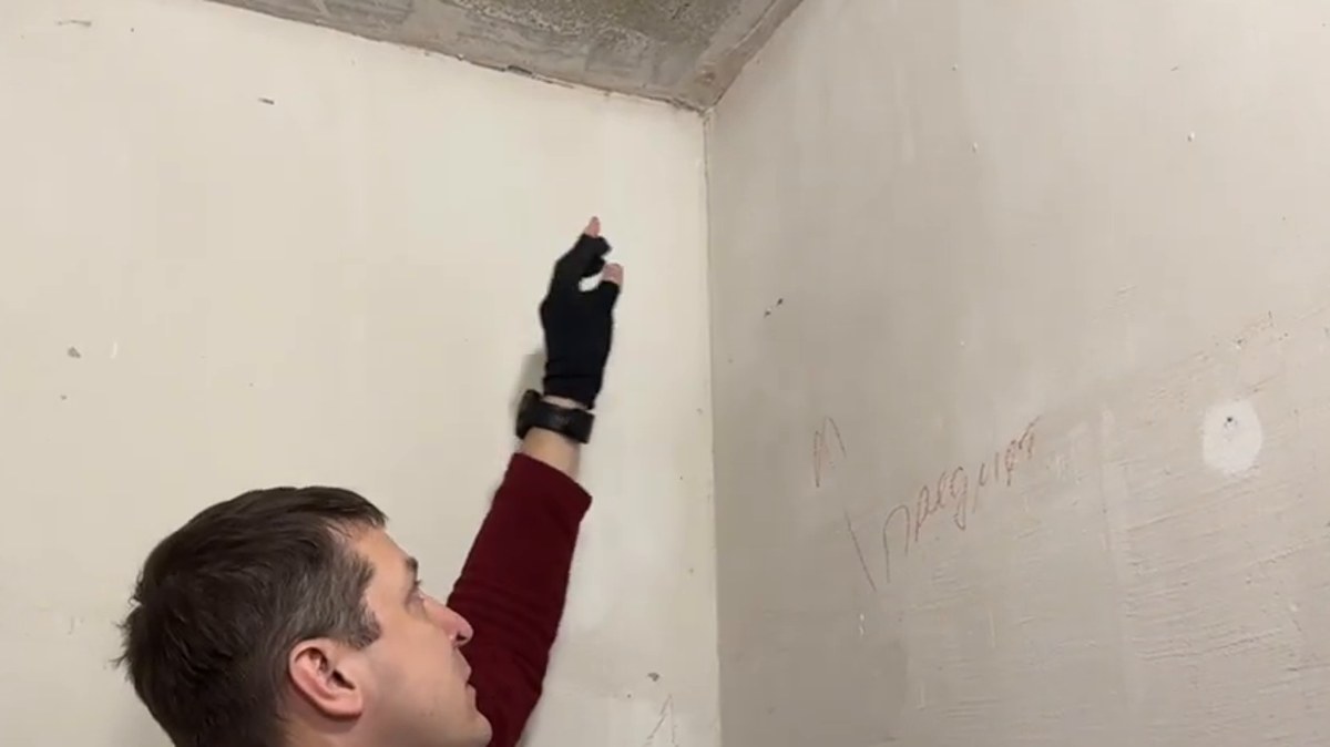 Стены: Отслоение и неудалённая сетка в гардеробной